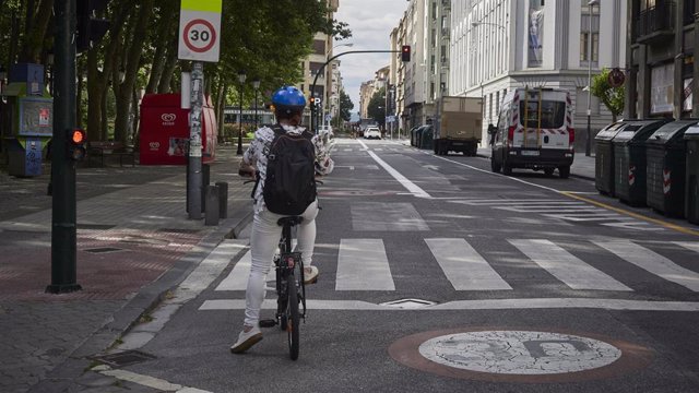 Archivo - Una persona monta en bicicleta durante el día 94 del estado de alarma, cuando la micromovilidad se está convirtiendo en una solución sostenible en las grandes ciudades en la era pos-COVID. 