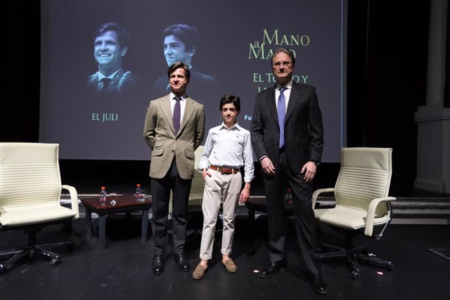 El Julia, Marco Pérez y José Enrique Moreno, en el Mano a Mano en la Fundación Cajasol.