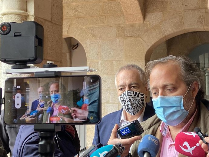 El consejero de Economía y el presidente del Comité Organizador del Salón Internacional de Logística (SIL), Pere Navarro