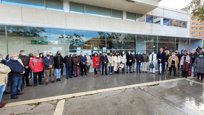 Minuto de silencio por Javier Imbroda en la Delegación de Educación en Huelva.