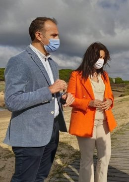 Israel Medina, portavoz de Cs en el Ayuntamiento de Cartaya y primer teniente de alcaldesa, y María Ángeles Muriel, delegada territorial de Turismo y coordinadora de Cs en Huelva.