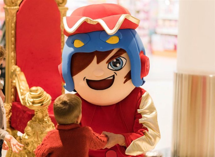 Archivo - Muñecos de T-Racers y KookyLoos en Vallsur.