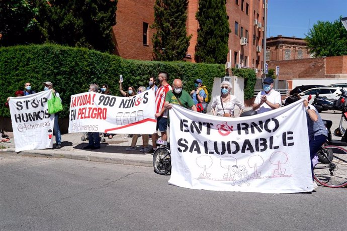 Archivo - Los vecinos y asociaciones del CEIP Miguel de Unamuno, protestan con una pancarta donde se puede leer "Entorno saludable" por la instalación de 4 chimeneas de unas cocinas industriales frente al patio del colegio 