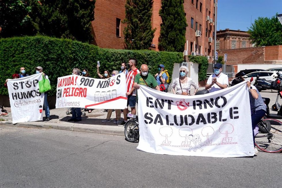 Archivo - Los vecinos y asociaciones del CEIP Miguel de Unamuno, protestan con una pancarta donde se puede leer "Entorno saludable" por la instalación de 4 chimeneas de unas cocinas industriales frente al patio del colegio