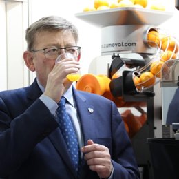 Ximo Puig disfruta de un zumo de naranjas valencianas en la feria Fruit Logistica