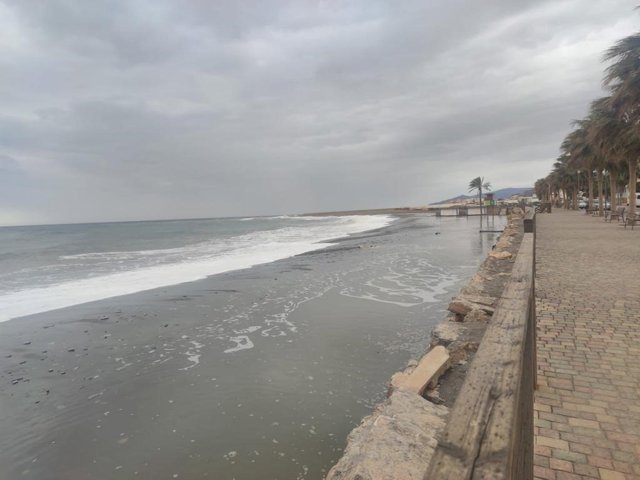 Playa afectada por el temporal en Albuñol (Granada).
