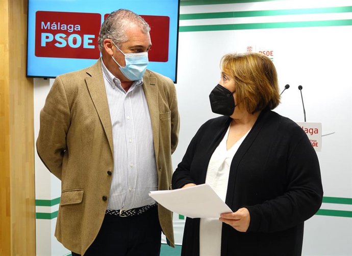 Los socialistas Javier Carnero y Maricarmen Martín en rueda de prensa