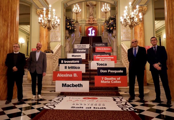 El director musical, Josep Pons, al costat del director artístic del Liceu, Víctor Garcia de Gomar, el president del Patronat, Salvador Alemany, i el director general, Valentí Oviedo
