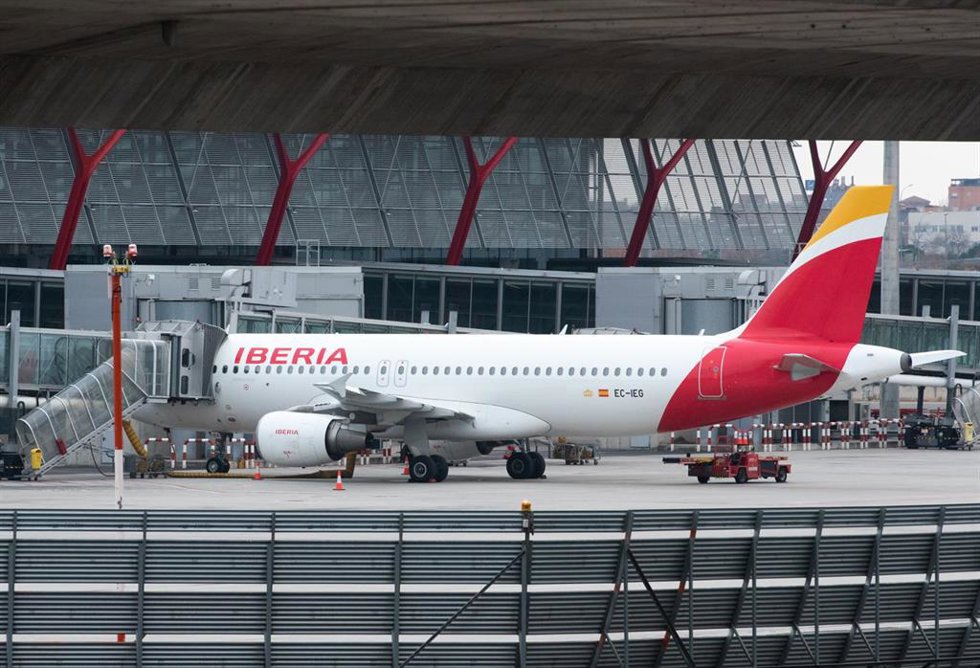 Archivo - Un avión de Iberia en una de las pistas del aeropuerto de Adolfo Suárez