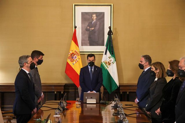 El presidente de la Junta de Andalucía, Juanma Moreno, y el resto del Consejo de Gobierno durante el minuto de silencio guardado en memoria de Javier Imbroda.  