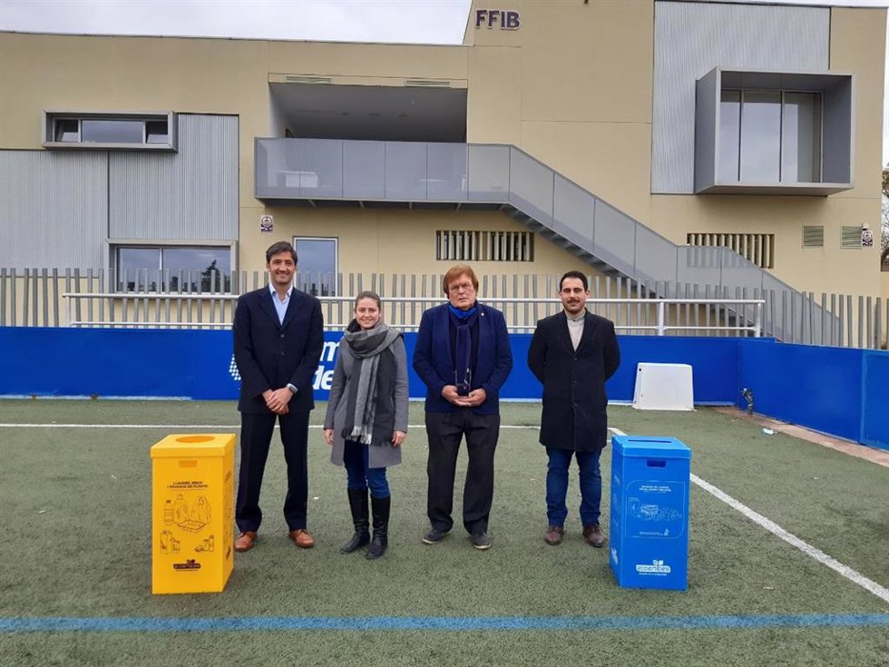 El gerente de Ecoembes en Baleares, Xavier Balagué; la vicepresidenta del Consell de Mallorca y consellera de Sostenibilidad y Medio Ambiente, Aurora Ribot; el presidente de la FFIB, Miquel Bestard, y el director insular de Residuos, Juan Carrasco.
