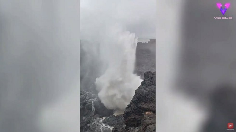 ESTA PAREJA GRABÓ EL MOMENTO EN QUE UN ENORME CHORRO DE AGUA LES EMPUJÓ