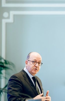 Archivo - El presidente de la Asociación Española de Banca, José María Roldán, interviene en un desayuno informativo del Fórum Europa, a 9 de febrero de 2022, en Madrid (España).