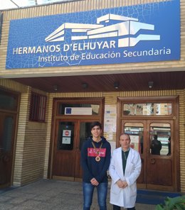 Álvaro Saénz-Torre, con su profesor.