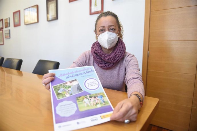 Presentación de las actividades de conciliación con motivo de la Semana Santa en Siero, por parte de la concejala de Educación, Salud Pública, Consumo e Igualdad, Mercedes Pérez.