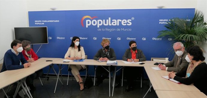 La viceportavoz del Grupo Parlamentario Popular, Miriam Guardiola, y los diputados regionales populares Maruja Pelegrín, Inmaculada Lardín y Antonio Calderón reunidos con representantes de la Asociación de Ucranianos en la Región de Murcia