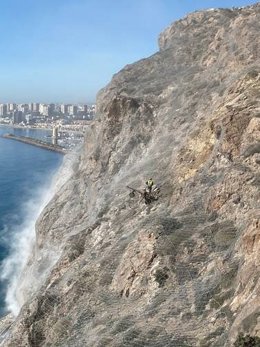 Archivo - Operarios encaramados al talud sobre la carretera de El Cañarete en una imagen de archivo