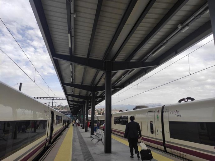 Archivo - Estación de Renfe en Granada, en imagen de archivo
