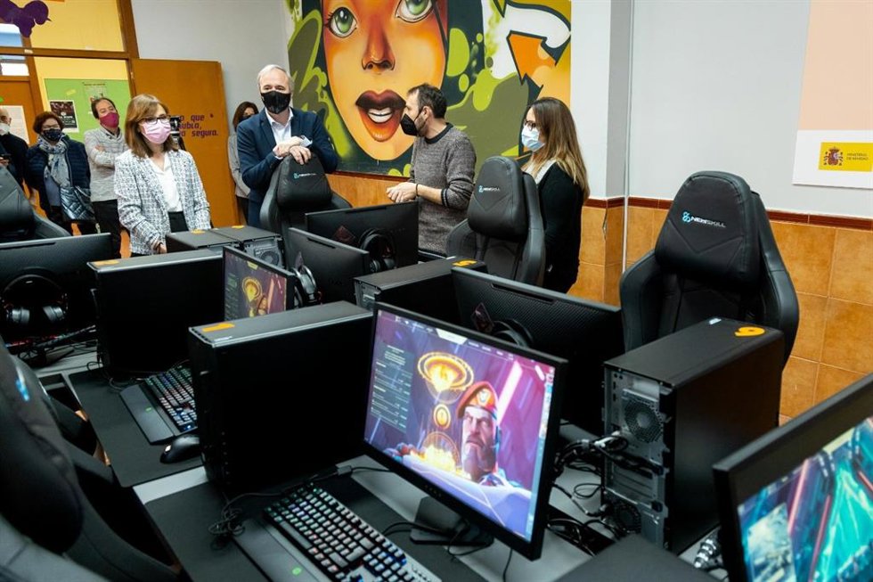 El alcalde de Zaragoza, Jorge Azcón, junto a la concejal de Igualdad, María Antoñanzas, en la presentación de la academia municipal de esports, en Las Fuentes.