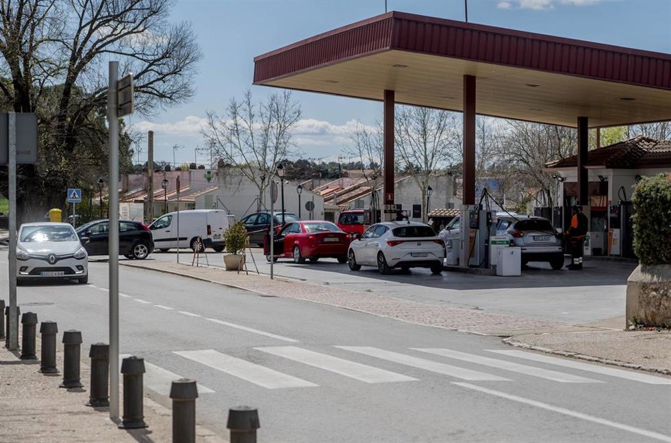 Imagen de archivo de coches repostando en una gasolinera