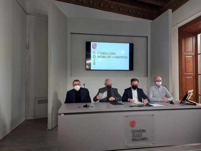 El Govern y Federación Balear de Transportes firman un acuerdo de 5,5 millones de euros para paliar la subida del carburante