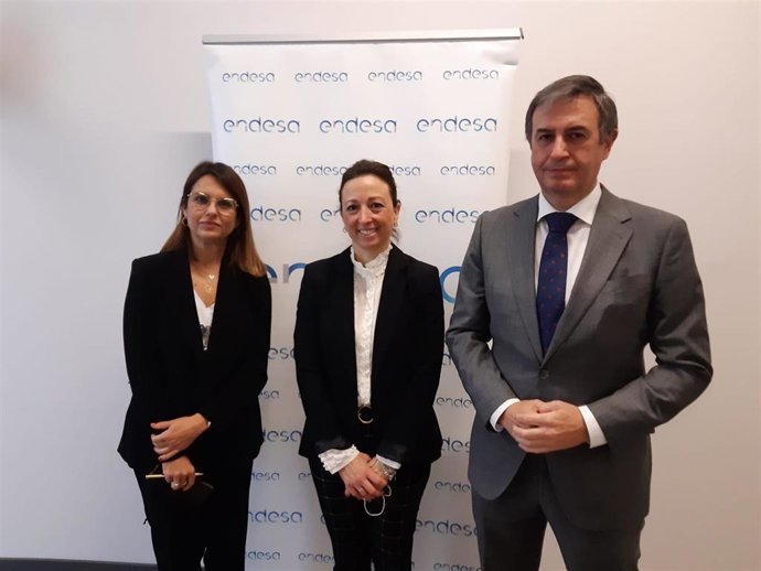 El director general de Endesa en Andalucía, Extremadura, Ceuta y Melilla, Rafael Sánchez Durán; la delegada del Gobierno de la Junta en Andalucía, Patricia Navarro; y la concejala delegada de Innovación y Digitalización Urbana, Susana Carillo.