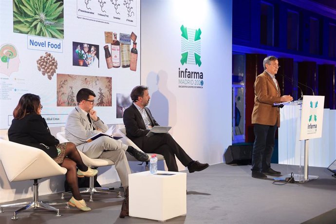 Mery Peña, Manel Rabanal, Guillermo Bagaría y Josep Allué Creus en una conferencia de Infarma Madrid 2022