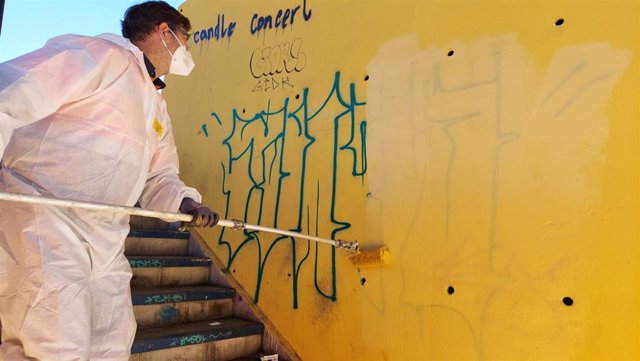 Un operario de Lipasam elimina pinturas vandálicas de una pared.