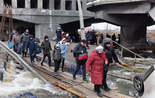 Los civiles huyen de Irpin debido a la invasión militar rusa de Ucrania