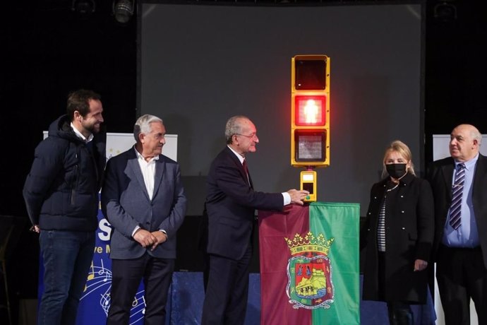 Finaliza la ejecución del semáforo ornamental homenaje a Chiquito de la Calzada