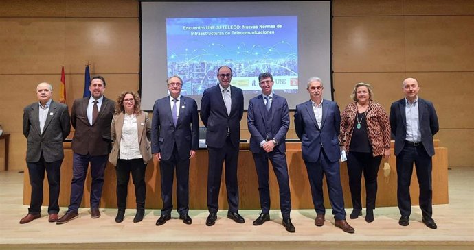 La UNE y la Secretaría de Estado de Telecomunicaciones actualizan las normas del sector