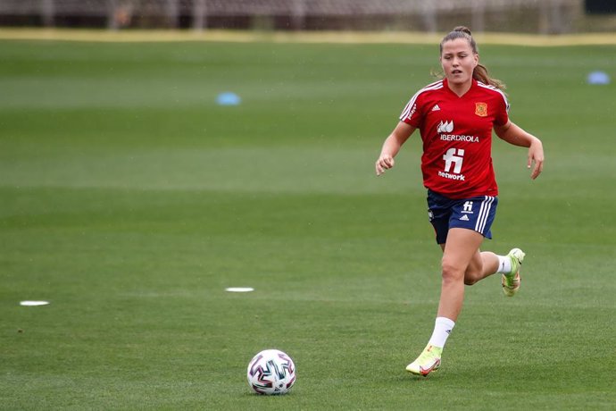 Archivo - Claudia Pina in action during a training session of Spain Women Team celebrated at Ciudad Del Futbol on september 14, 2021, in Las Rozas, Madrid, Spain.