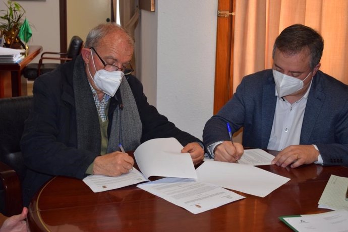 Antonio Bonilla y José Luis Delgado firman el convenio sobre menores