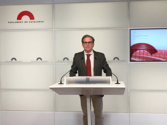 El portavoz de Vox en el Parlament, Joan Garriga, en rueda de prensa en la Cámara catalana a 5 de abril de 2022.