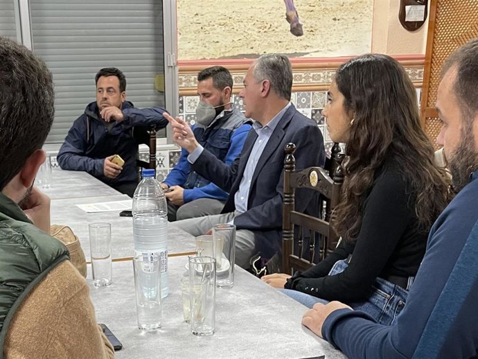 El candidato del PP a la Alcaldía de Sevilla, José Luis Sanz, en una reunión mantenida con vecinos de Valderrozas.