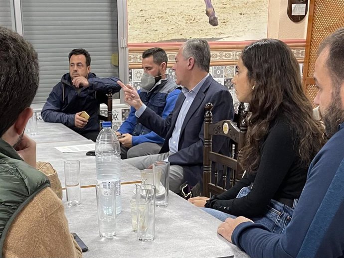 El candidato del PP a la Alcaldía de Sevilla, José Luis Sanz, en una reunión mantenida con vecinos de Valderrozas.