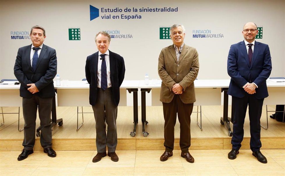 De izquierda a derecha: Fernando Sánchez, autor del estudio de la UMU; Lorenzo Cooklin, director general de Fundación Mutua Madrileña; Juan del Llano, director de la Fundación Gaspar Casal; y José María Abellán, autor del estudio de la UMU