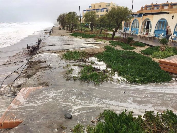 Playa anegada en Vera (Almería) por el temporal.