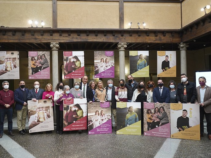 De Vicente (C) con los participantes en la presentación de la campaña.