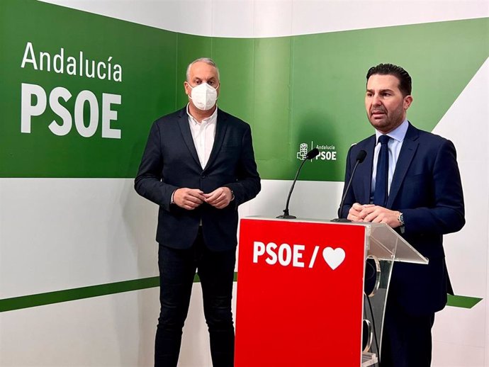 El secretario de organización del PSOE de Andalucía, Noel López, junto al secretario general del PSOE de Cádiz, Juan Carlos Ruiz Boix.