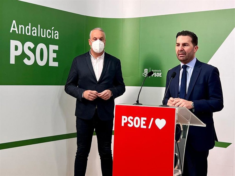 El secretario de organización del PSOE de Andalucía, Noel López, junto al secretario general del PSOE de Cádiz, Juan Carlos Ruiz Boix.