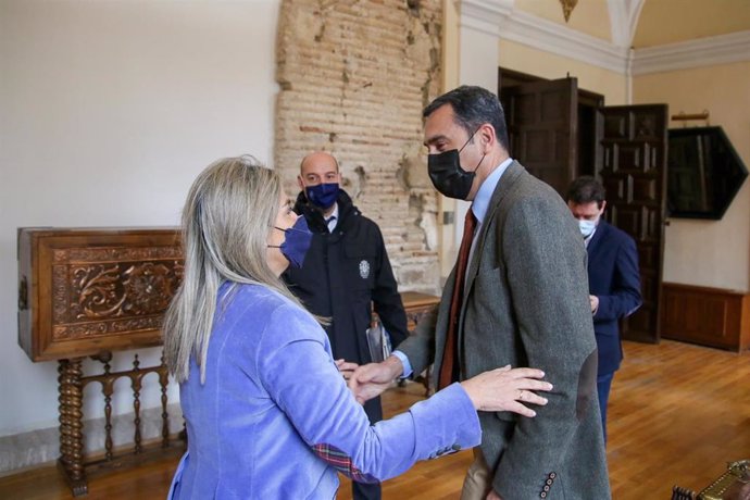 Reunión entre la alcaldesa de Toledo, Milagros Tolón, y el presidente de la CHT, Antonio Yáñez
