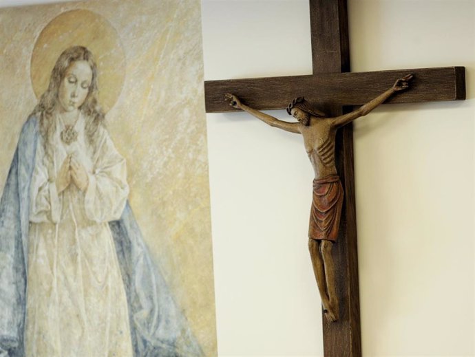 Archivo - Cuadro de la Virgen María y crucifijo de Cristo en la Casa de la Iglesia, en Madrid.