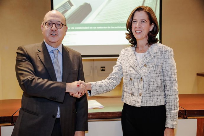 El presidente de la Asociación Española de Banca (AEB), José María Roldán, y Alejandra Kindelán, en el acto donde ha sido nombrada presidenta de la AEB, en la Asociación de la Prensa de Madrid, a 5 de abril de 2022, en Madrid (España).
