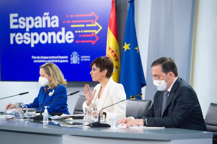 (I-D) La vicepresidenta primera, Nadia Calviño; la ministra Portavoz, Isabel Rodríguez; y el ministro de Asuntos Exteriores,José Manuel Albares, comparecen tras la reunión del Consejo de Ministros, en La Moncloa, a 5 de abril de 2022, en Madrid (España).