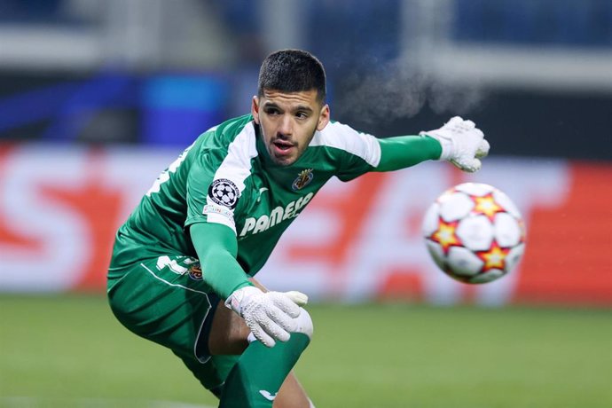 Archivo - El portero del Villarreal Geronimo Rulli durante el partido ante el Atalanta en el Gewiss Stadium de la Liga de Campeones 2021-2022.