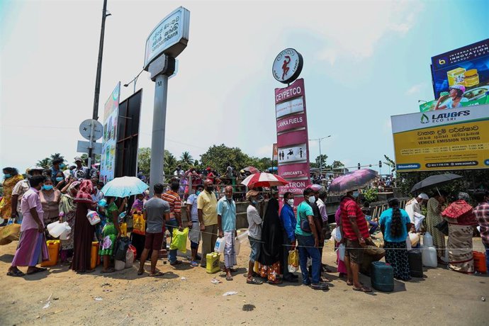 Decenas de personas hacen cola en una gasolinera de Colombia, Sri Lanka.