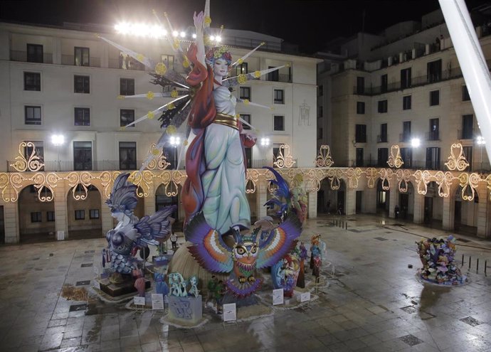 Archivo - El monumento 'Con otra mirada' en la Plaza del Ayuntamiento de Alicante antes de arder en la Hoguera Oficial como parte de las tradicionales fiestas de les Fogueres de Sant Joan.