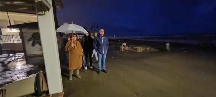 La alcaldesa de Torremolinos visita daños por el temporal