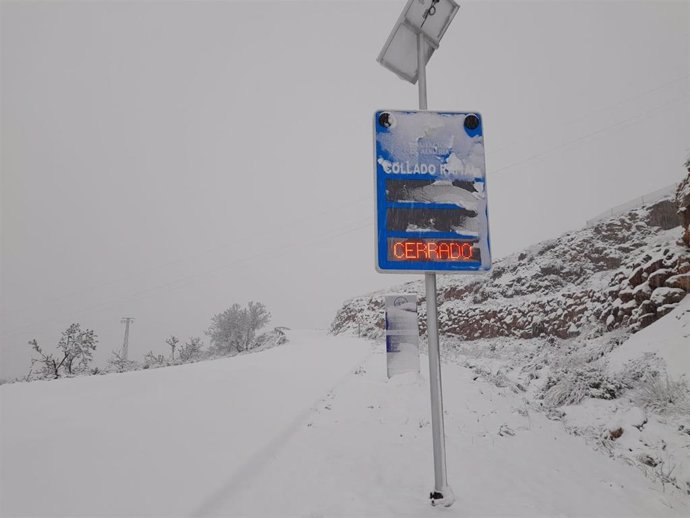 Carretera cortada por la nieve en Almería.